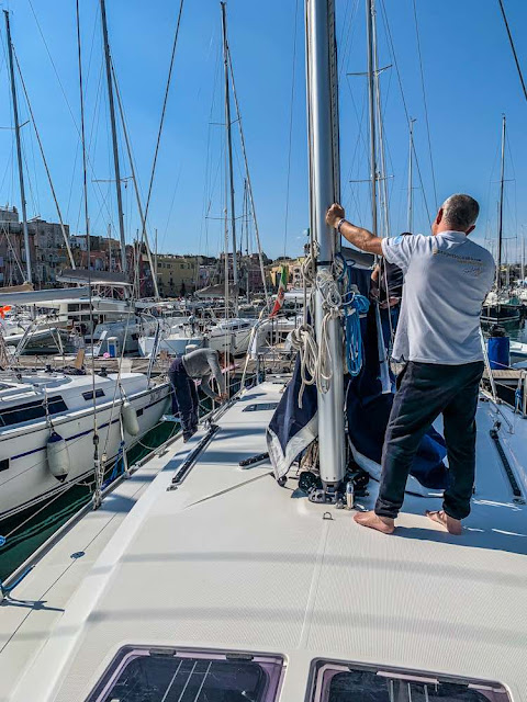 Sailing Procida island install the sails to a boat of the marina of Procida